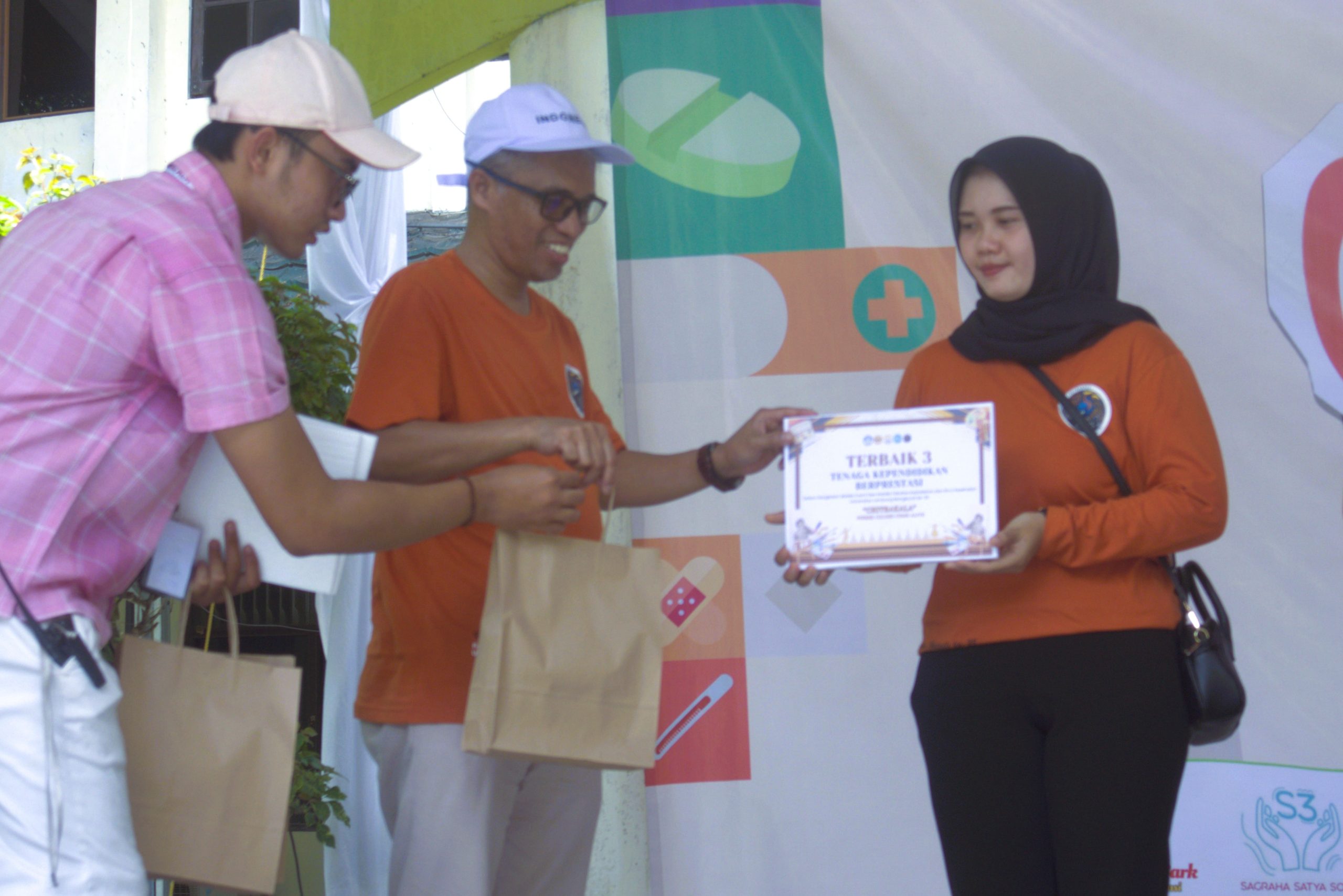 Selamat kepada Noorlaila Agustina atas Prestasi sebagai Terbaik 3 Tenaga Kependidikan Berprestasi